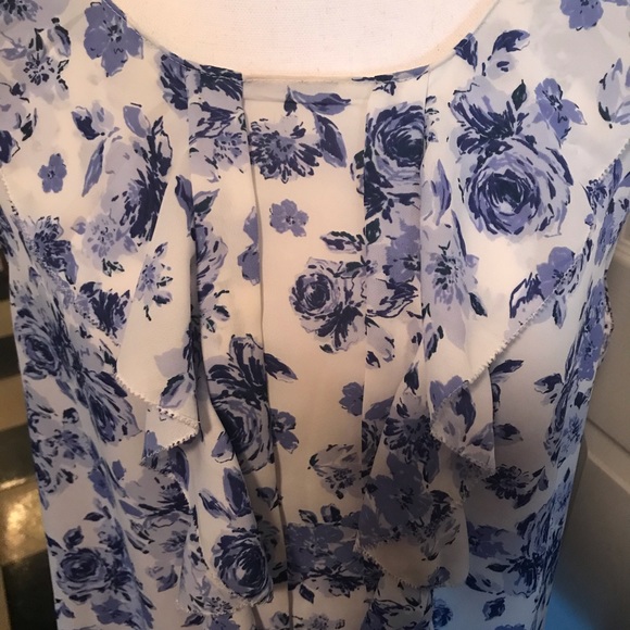 ❌SOLD❌ ELLE Sleeveless Floral print Top - Picture 2 of 5